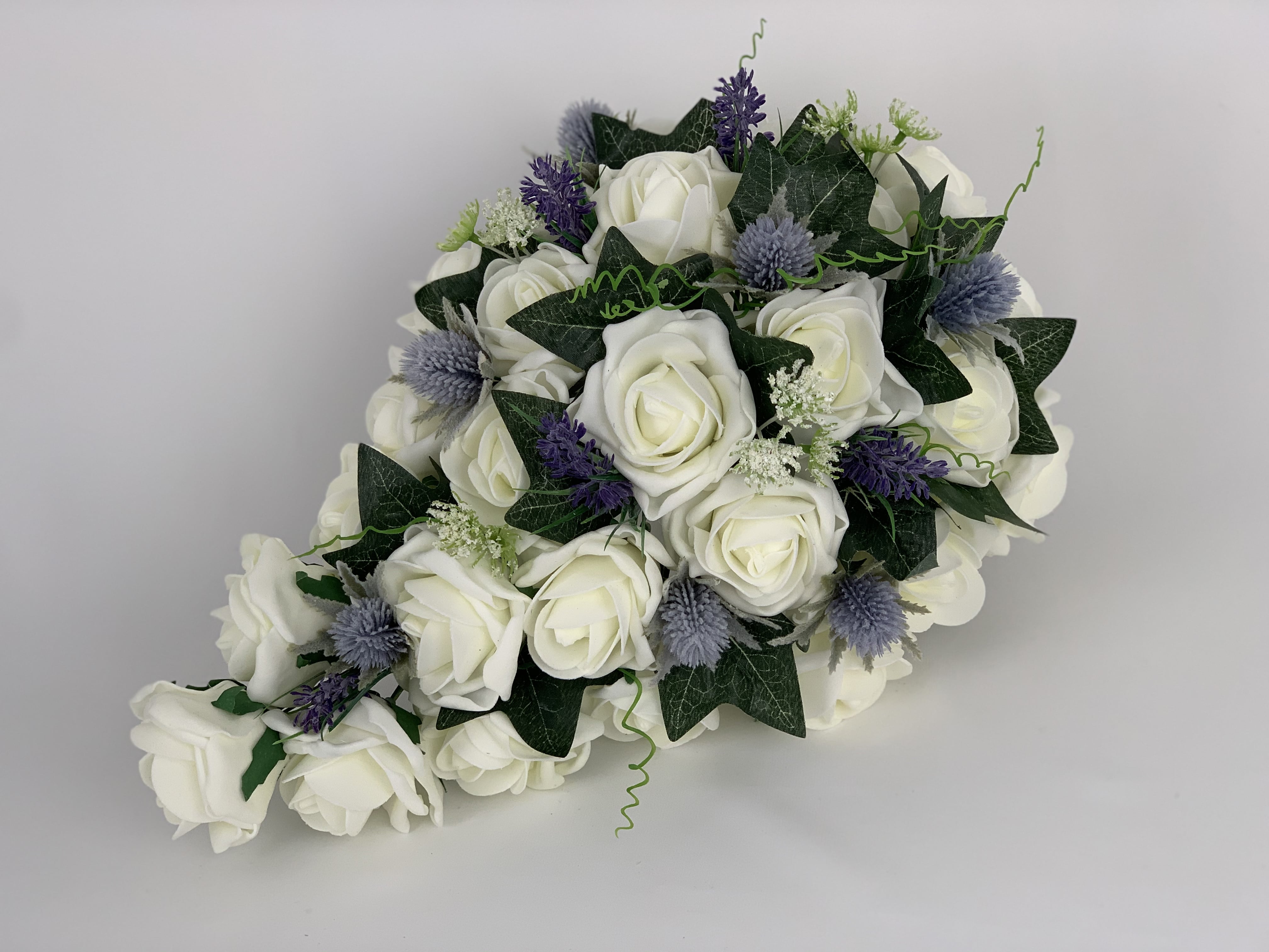 Wine & White Roses & gyp Scottish Wedding enfouissement Posy Bouquet Red/Green Sea Holly 